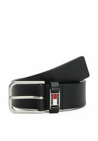 Zwarte leren riem met een gladde afwerking, voorzien van een zilverkleurige dubbele gesp en een metalen logo-accent in rood, wit en blauw.