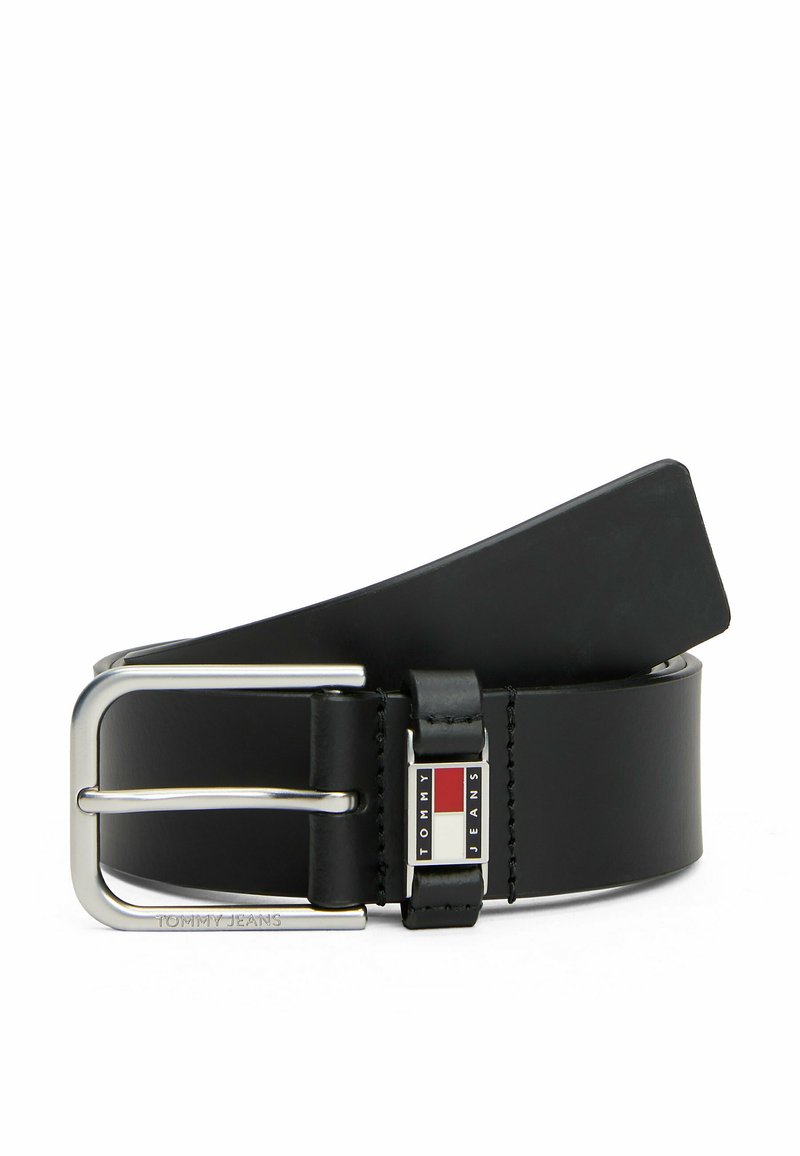 Zwarte leren riem met een gladde afwerking, voorzien van een zilverkleurige dubbele gesp en een metalen logo-accent in rood, wit en blauw.
