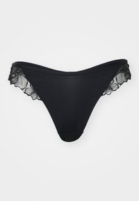 String noir en tissu lisse avec des accents en dentelle délicate le long des bords, présentant des motifs floraux sur la bordure en dentelle.