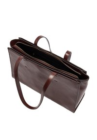 Czarna torba tote z ciemnego brązowego leather, z dwoma paskami na ramię i górnym zamkiem, pokazana otwarta, aby ujawnić przestronne wnętrze z przegródkami.