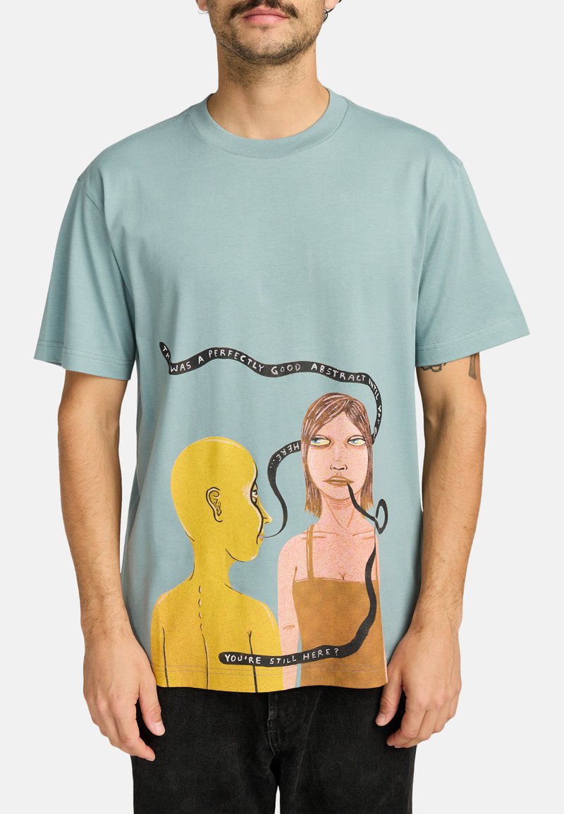 T-shirt in cotone azzurro chiaro con opere d'arte astratta di due figure. Illustrazioni gialle e rosa con testo nero su uno sfondo testurizzato.