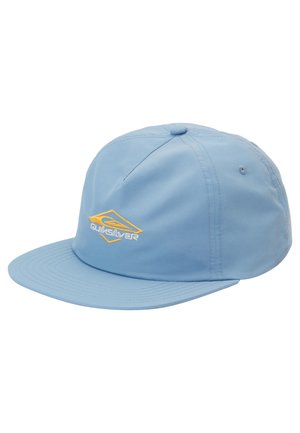 Hellblaues Baseballcap mit einem flachen Schirm und gelbem, gesticktem Quiksilver-Logo auf der Vorderseite vor einem weißen Hintergrund.