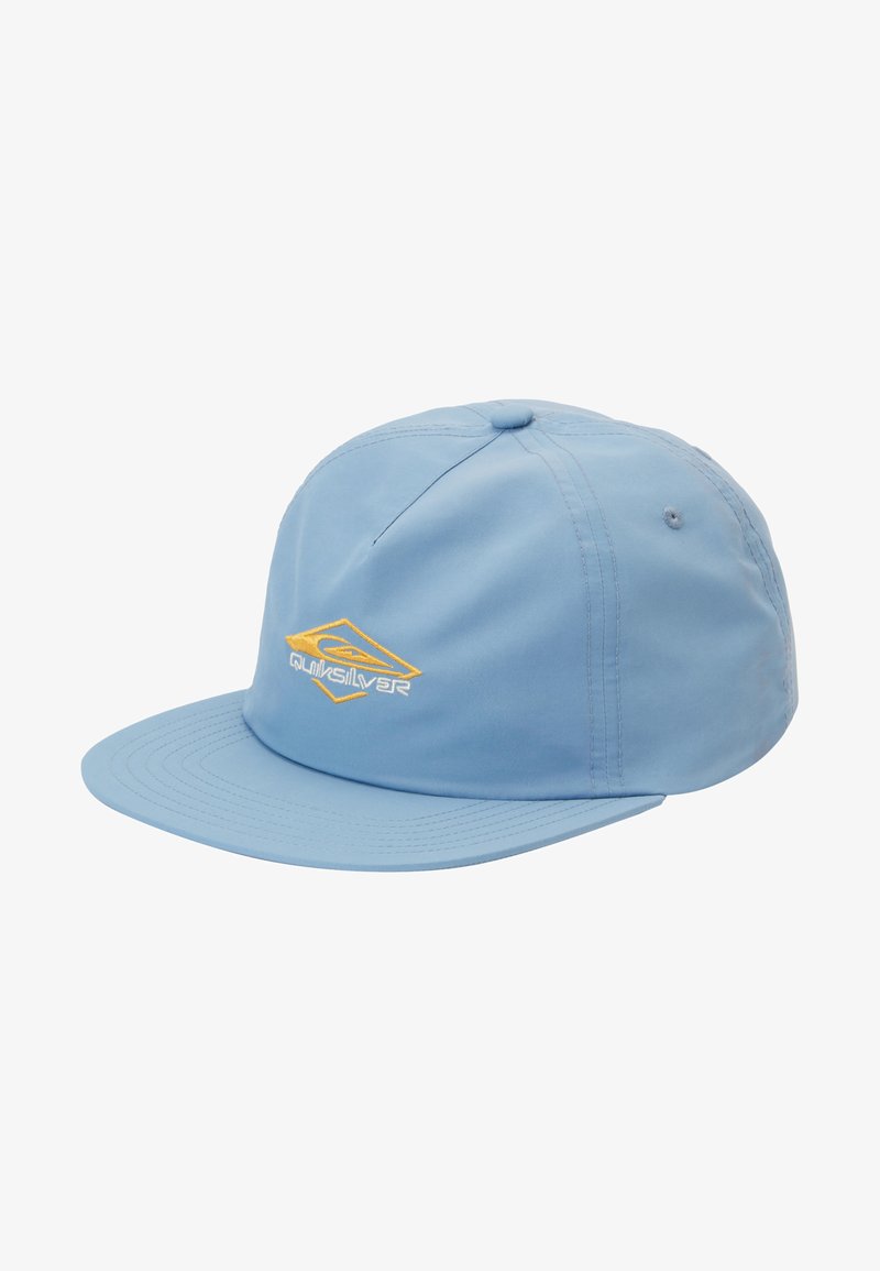 Casquette de baseball bleu clair avec une visière plate et un logo Quiksilver brodé jaune sur le panneau avant, sur fond blanc.