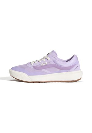 Niski fioletowy trampki z białymi sznurowadłami, białą podeszwą, brązowym bieżnikiem oraz logo Vans po boku i napisem "Ultrarange" na pięcie.