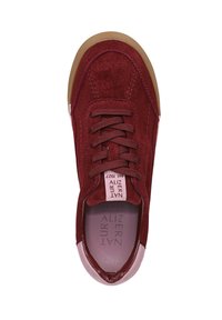 Sneaker in suede borgogna con punta rotonda, design con lacci e accenti rosa chiaro. Presenta un'insolito testurizzato e una suola in gomma.