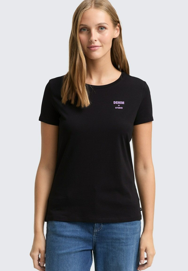 Zwart T-shirt met korte mouwen van zacht materiaal, uitgerust met een klein paarse "DENIM STUDIO" logo op de borst. Casual pasvorm met een ronde halslijn.