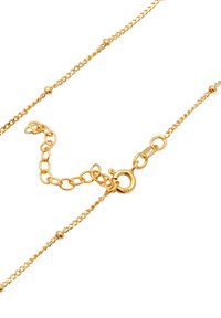 Collier en chaîne dorée avec fermoir à homard, entrecoupé de petites perles rondes, présentant un design délicat et entrelacé.