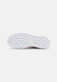 Vit gummisula med cirkulära mönster och strukturerade spår. Designen inkluderar mindre färgaccenter som förbättrar den visuella detaljeringen.