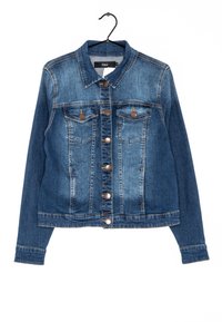 Veste en denim bleu moyen, avec un col classique, une fermeture à boutons sur le devant, deux poches poitrine et des détails de couture contrastants.