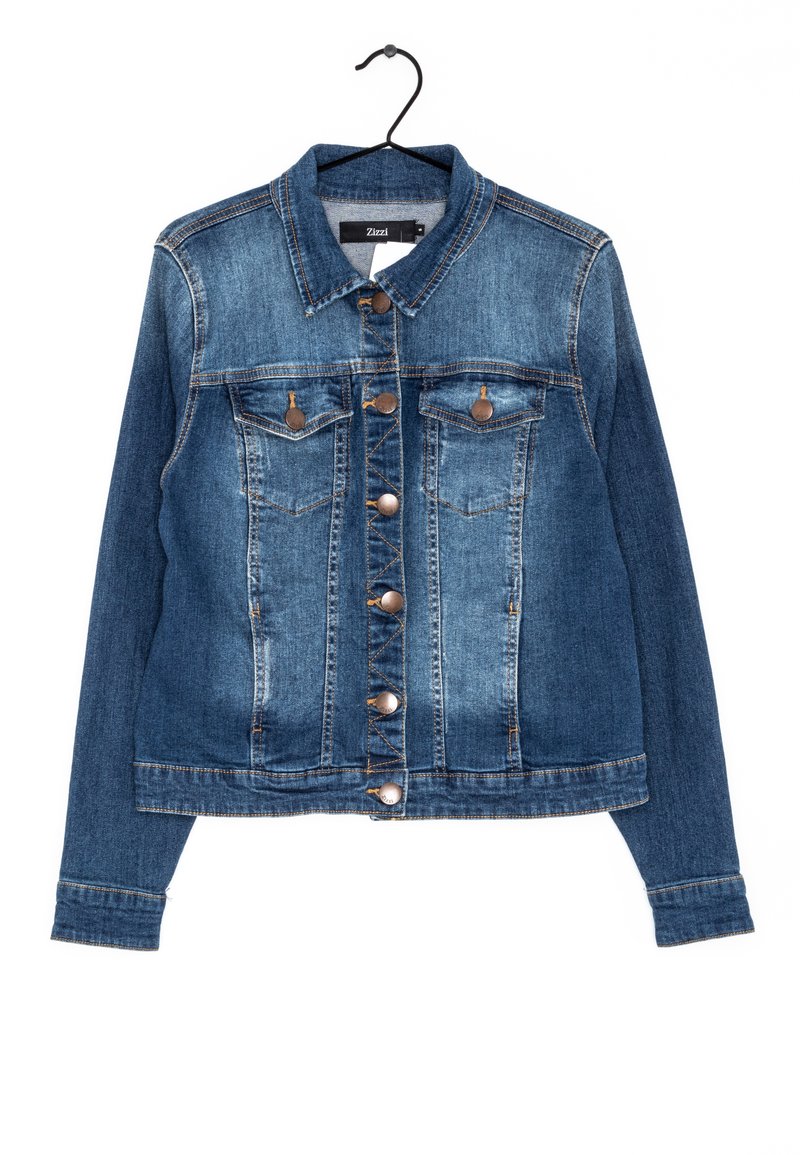 Veste en denim bleu moyen, avec un col classique, une fermeture à boutons sur le devant, deux poches poitrine et des détails de couture contrastants.