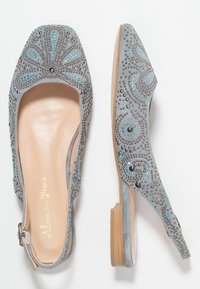 Scarpe slingback in suede grigio con punta quadrata, caratterizzate da dettagli in perline intricate e accenti blu, con un tacco in legno basso.