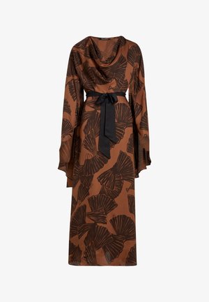 Robe marron à manches longues avec un col bénitier drapé, motif de feuilles noires, taille cintrée par une ceinture noire en ruban, manches fluides.