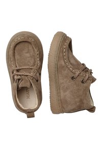 Scarpe marroni in suede con accenti cuciti, punta rotonda, design con lacci e suole in gomma testurizzata. Presentano un'anima a strappo sul retro.