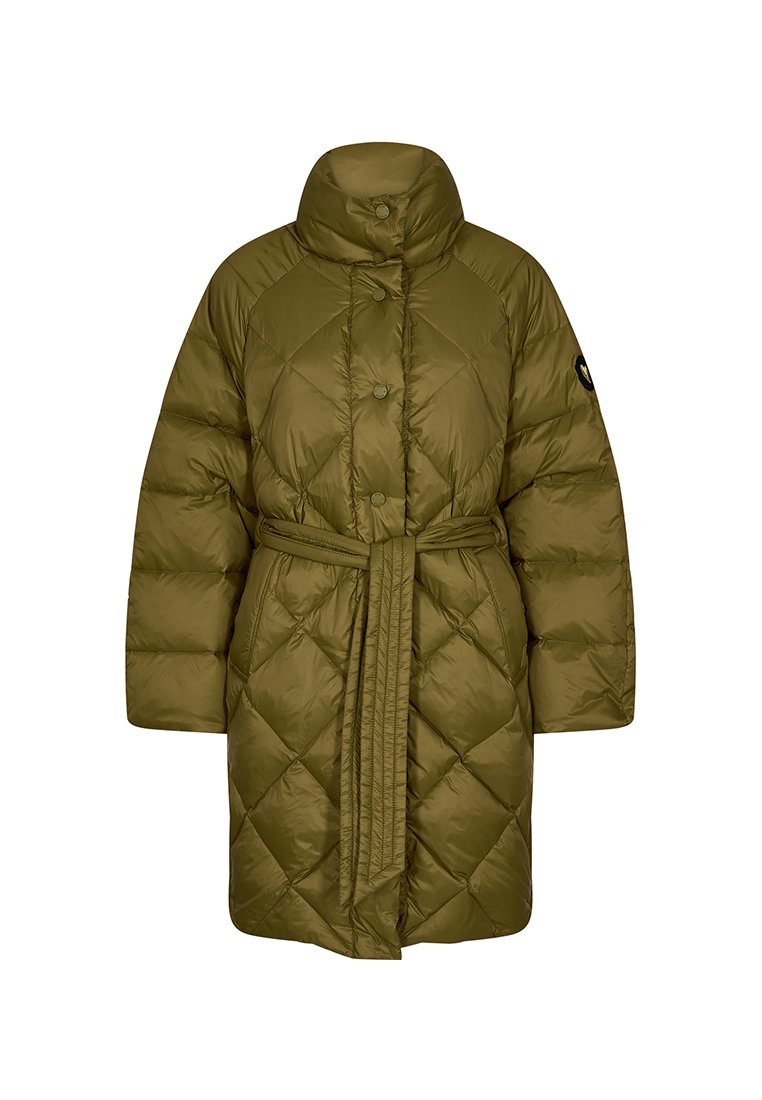 Kurtka puchowa w oliwkowym kolorze z wysokim kołnierzem, wzorem w romby, z zapięciem na guziki i dopasowanym paskiem z tego samego materiału w talii.