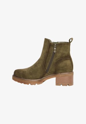 Stivale alla caviglia in suede verde oliva con cerniera laterale, tacco in gomma marrone e dettagli cuciti. Dotato di una linguetta sul retro per facilitare l'indossamento.