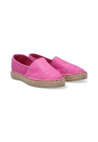 Růžové kožené espadrilky s plochou podrážkou, tkaným juty zdobením a zaobleným tvarem. Interiér je vyložený jednobarevným růžovým materiálem.
