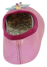 Rosa, glitzernde Slippers mit runder Zehenpartie, ausgestattet mit einem kastanienbraunen Rand und einem floralen Design mit blauen und gelben Akzenten auf der Oberseite.