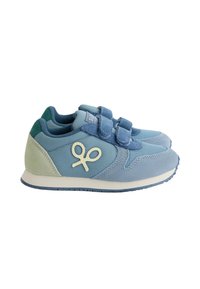 Zapatillas azul claro con tiras de velcro, hechas de malla y ante, con un acento en el talón de verde pálido y un logo decorativo en el lado.