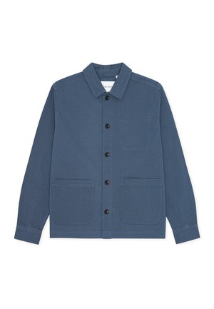 Μπλε βαμβακερό μπουφάν με λαιμόκοψη γιακά, μπροστινό κούμπωμα με κουμπιά, δύο μεγάλες τσέπες επιδιορθώσεων και μία μονή τσέπη στο στήθος. Λεία υφή.