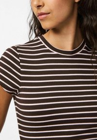 Ruda ir balta dryžuota trumpomis rankovėmis palaidinė su apvalia apykakle, pagaminta iš minkštos medžiagos, su lygiomis horizontaliomis juostelėmis.