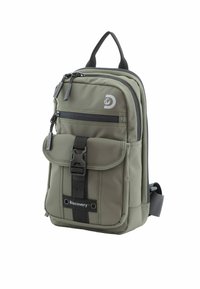 Zaino verde oliva realizzato in tessuto resistente con logo, tasca frontale, spallacci regolabili e maniglia superiore. Presenta una chiusura a fibbia e cerniere.