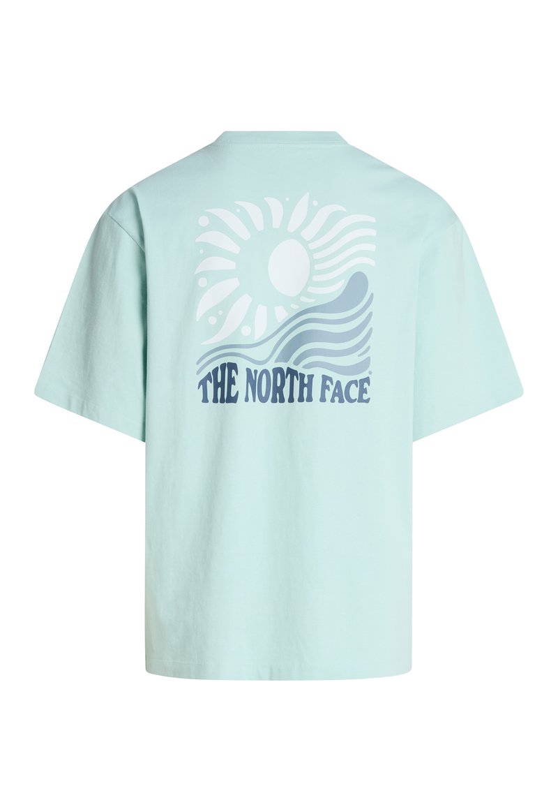 Hellblaues T-Shirt mit einer Grafik von Sonne und Welle über dem Text "THE NORTH FACE" auf der Rückseite.