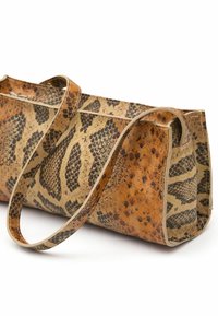 Bruine en beige handtas met een slangenleerpatroon en een gestructureerd ontwerp, voorzien van een dunne schouderband en contrasterende beige stiksel.