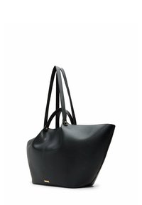 Zwarte leren tote bag met twee korte handvatten en twee lange schouderriemen, gebogen gestructureerd ontwerp en subtiele goudkleurige hardware.