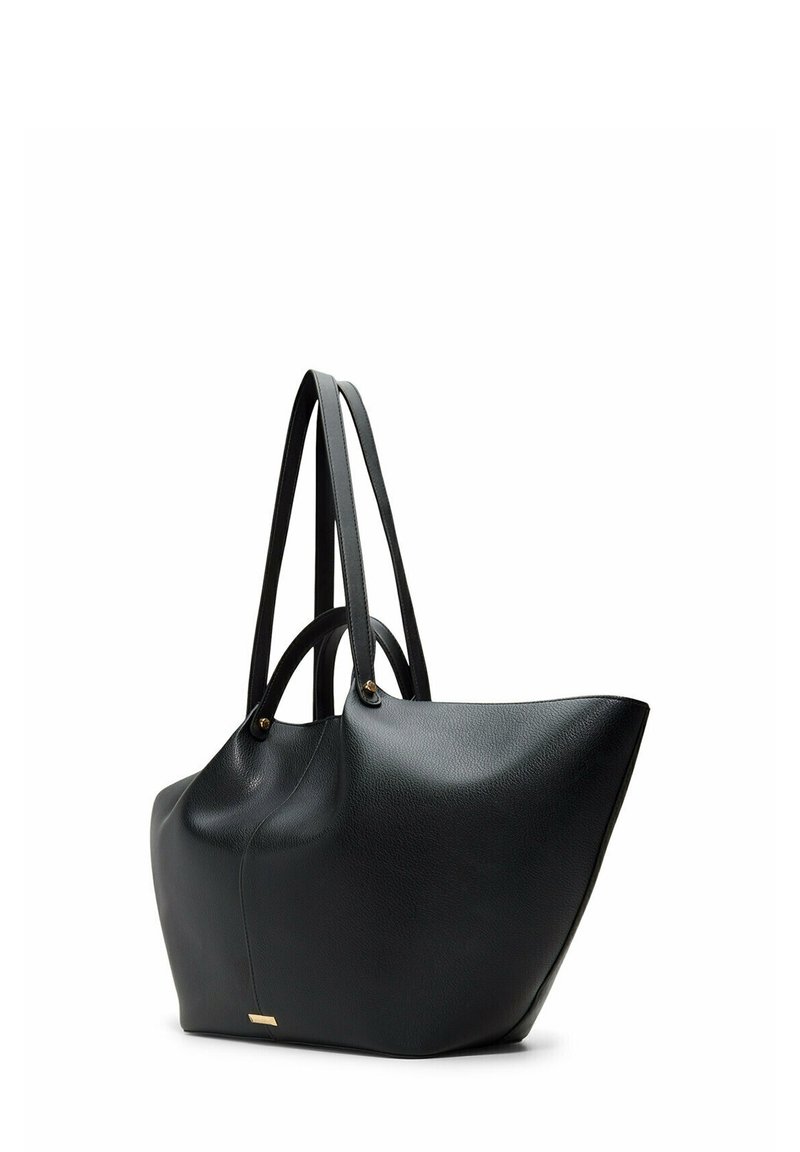 Zwarte leren tote bag met twee korte handvatten en twee lange schouderriemen, gebogen gestructureerd ontwerp en subtiele goudkleurige hardware.
