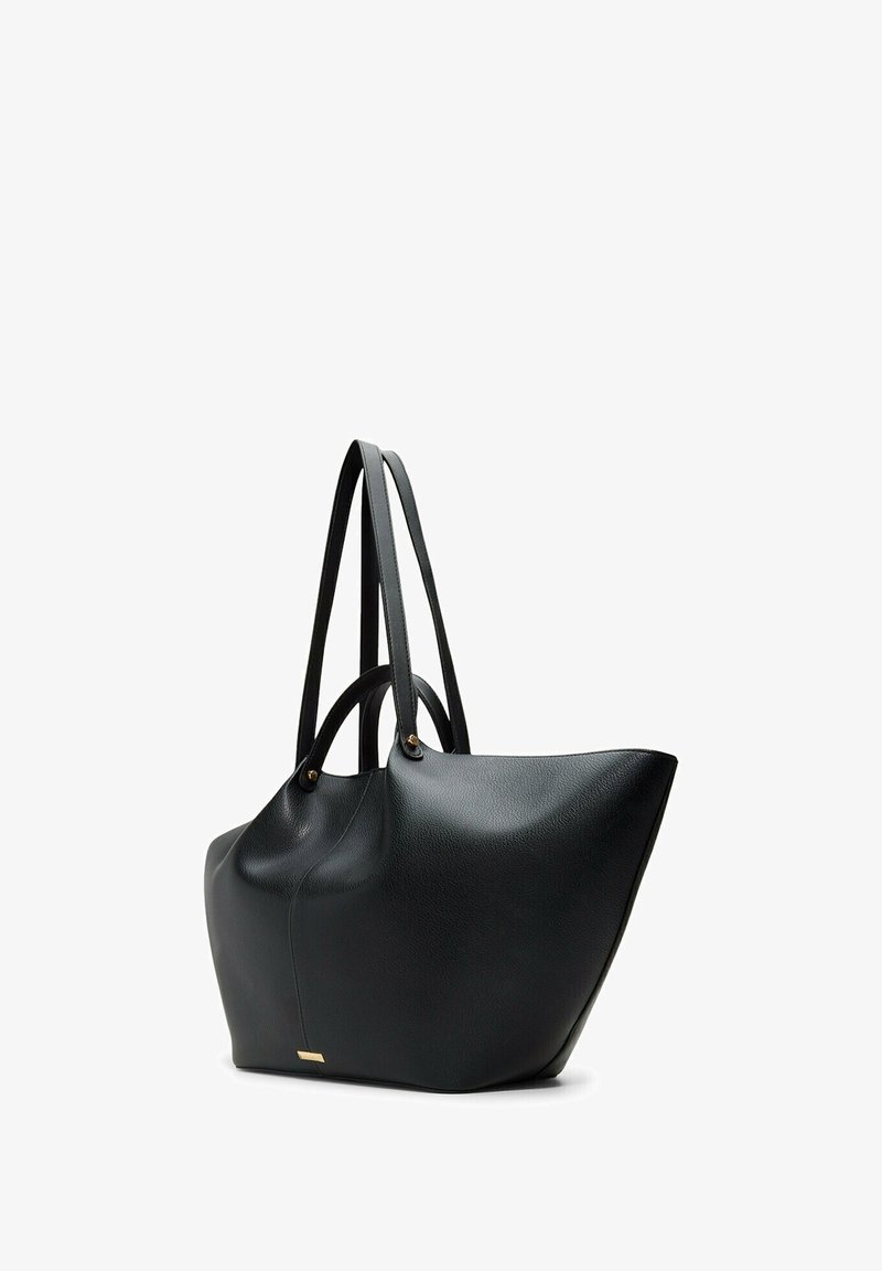Sac en cuir noir avec deux poignées courtes et deux longues bretelles, au design structuré courbé, avec des accents en métal doré subtil.