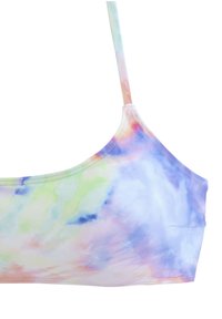 Top w stylu tie-dye w pastelowych kolorach; posiada regulowane ramiączka, gładki materiał i zaokrąglony dekolt.
