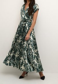 Grön och krämfärgad marmorering maxi klänning med korta ärmar, knytstil, flödande kjol och mjuk textur. Matchad med svarta spetsiga klackar.