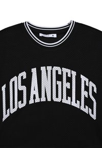 Maglietta sportiva in rete nera con stampa bianca "LOS ANGELES", colletto rotondo a righe e maniche corte. Il materiale ha una texture traspirante.