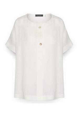 Blusa blanca de manga corta con cuello redondo y dos botones dorados en la parte superior delantera, confeccionada en tela ligera.