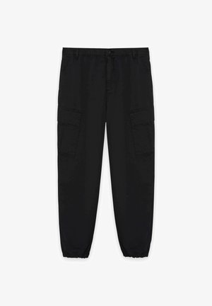 Schwarze Cargohosen mit elastischen Bündchen, Knopf- und Reißverschluss sowie Klappentaschen an jedem Oberschenkel, dargestellt vor weißem Hintergrund.