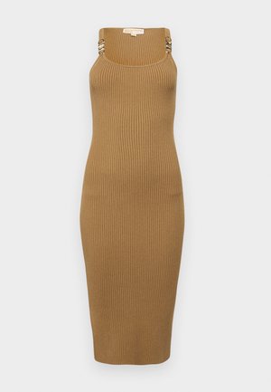 Rochie midi maro cu dungi, cu bretele subțiri, având accente metalice. Croială ajustată, cu o siluetă dreaptă și țesătură texturată.