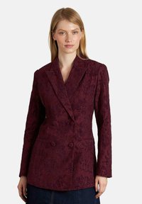 Bordeaux dubbelzijdige blazer met een textuur met bloemenpatroon, scherpe revers, twee voorzakken en knoopdetails. Getailleerde pasvorm.