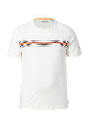 Weißes Baumwoll-T-Shirt mit einem horizontalen Streifenmuster in Schwarz, Rot und Orange über der Brust, Rundhalsausschnitt und kurzen Ärmeln.