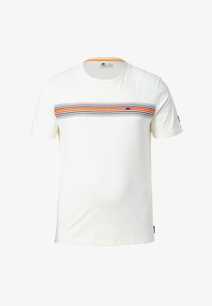 Weißes Baumwoll-T-Shirt mit einem horizontalen Streifenmuster in Schwarz, Rot und Orange über der Brust, Rundhalsausschnitt und kurzen Ärmeln.