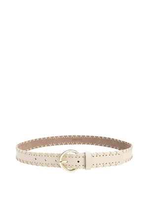 Beige lederen riem met kruissteekdetails en een ronde gouden metalen gesp, plat gelegd op een witte achtergrond.