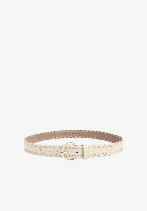 Cinturón de cuero beige con detalles de costura cruzada y hebilla redonda de metal dorado, colocado plano sobre un fondo blanco.