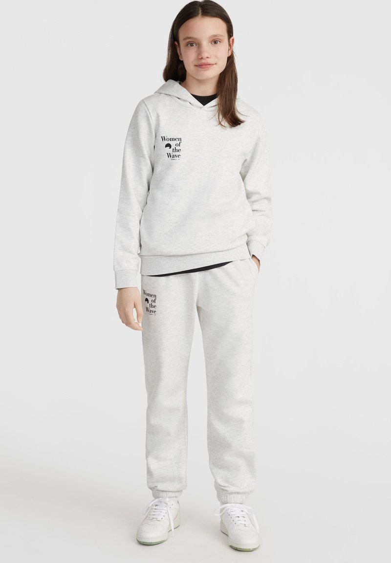 Sudadera y pantalones de chándal gris claro, hechos de una mezcla de algodón, con texto negro: "Mujeres de la Ola". Ajuste cómodo con puños y bajo acanalados.