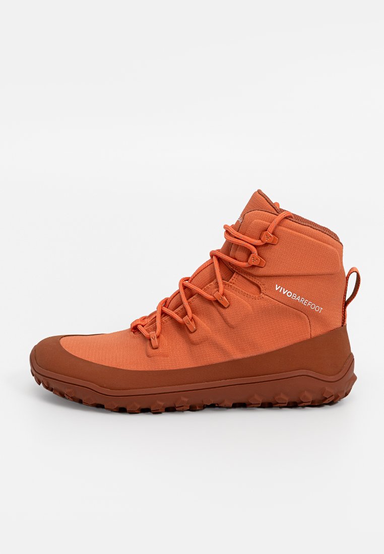 Orange Hochtop-Wanderschuhe aus strukturiertem Stoff mit Gummisohle. Verfügt über Schnürsenkel und verstärkten Zeh für Langlebigkeit. Minimale Markenkennzeichnung sichtbar.