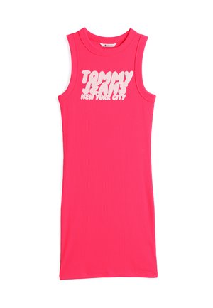 Ružičasta rebraasta haljina bez rukava s bijelim natpisom "TOMMY JEANS NEW YORK CITY" na prsima, s okruglim izrezom i krojem koji se prilagođava tijelu.