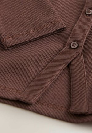 Brauner, gerippter Strickcardigan mit Knopfverschluss, sichtbaren Nähten und glatter Textur, ausgestattet mit einem umgeschlagenen Ärmel.