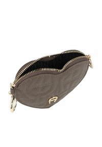 Borsetta ovale in pelle marrone con motivo trapuntato, cerniera dorata e anello portachiavi. Interno foderato con una stampa del logo sottile.