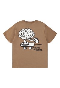 Brun bomulls T-skjorte med et stort svart og hvitt tegneserieillustrasjon av en hjerne på et skateboard, med teksten "SKATE OF MIND." Korte ermer.