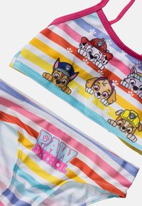 Badetøjssættet har et flerfarvet stribet design med PAW Patrol-figurer, lavet af glat, strækbart stof. Sættet inkluderer en top og en bund.