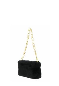 Bolso de mano negro de piel sintética con forma rectangular. Cuenta con una correa de cadena gruesa dorada, que ofrece un contraste en material y color.