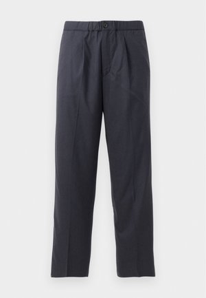 Pantaloni în nuanțe închise de bleumarin, realizați dintr-un material moale, cu un design plisat în față și talie elastică. Prezintă un închizător cu nasture și o croială dreaptă.